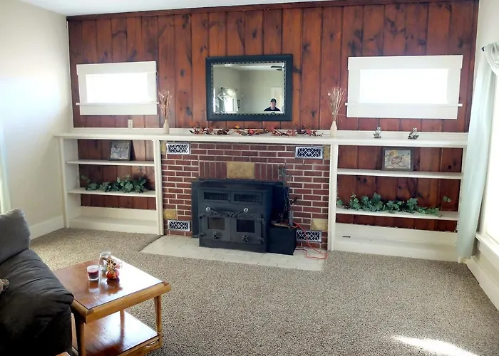 Beautifully-Furnished Cottage Rental For Family Vacation Near Topeka, Kansas